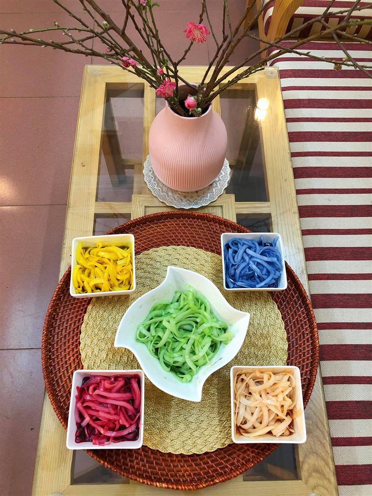 Chị em trổ tài làm mứt nhâm nhi ngày Tết: Mứt ngũ sắc thơm ngon đẹp mắt, mứt gừng đỏ vừa lạ vừa thơm!-13