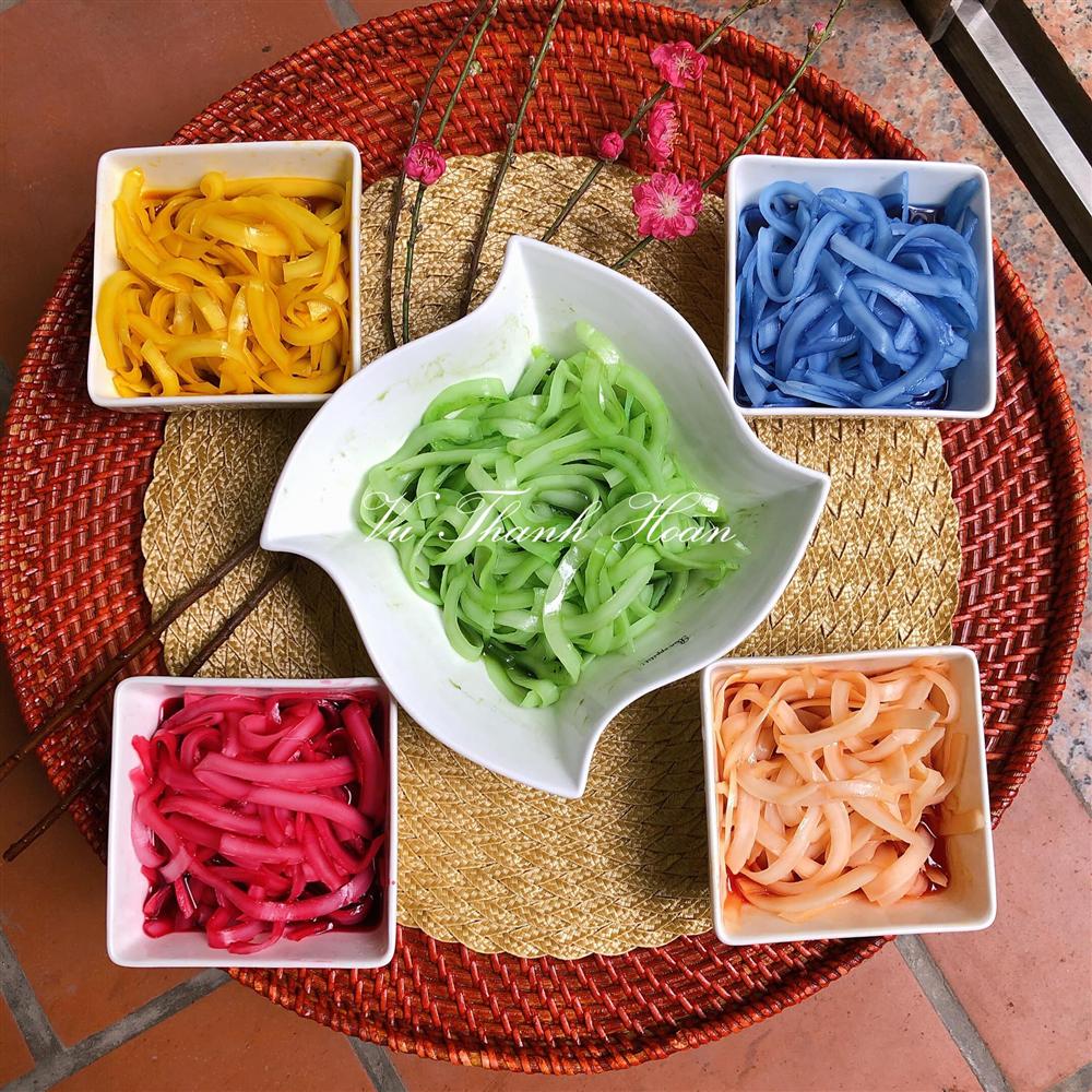 Chị em trổ tài làm mứt nhâm nhi ngày Tết: Mứt ngũ sắc thơm ngon đẹp mắt, mứt gừng đỏ vừa lạ vừa thơm!-12