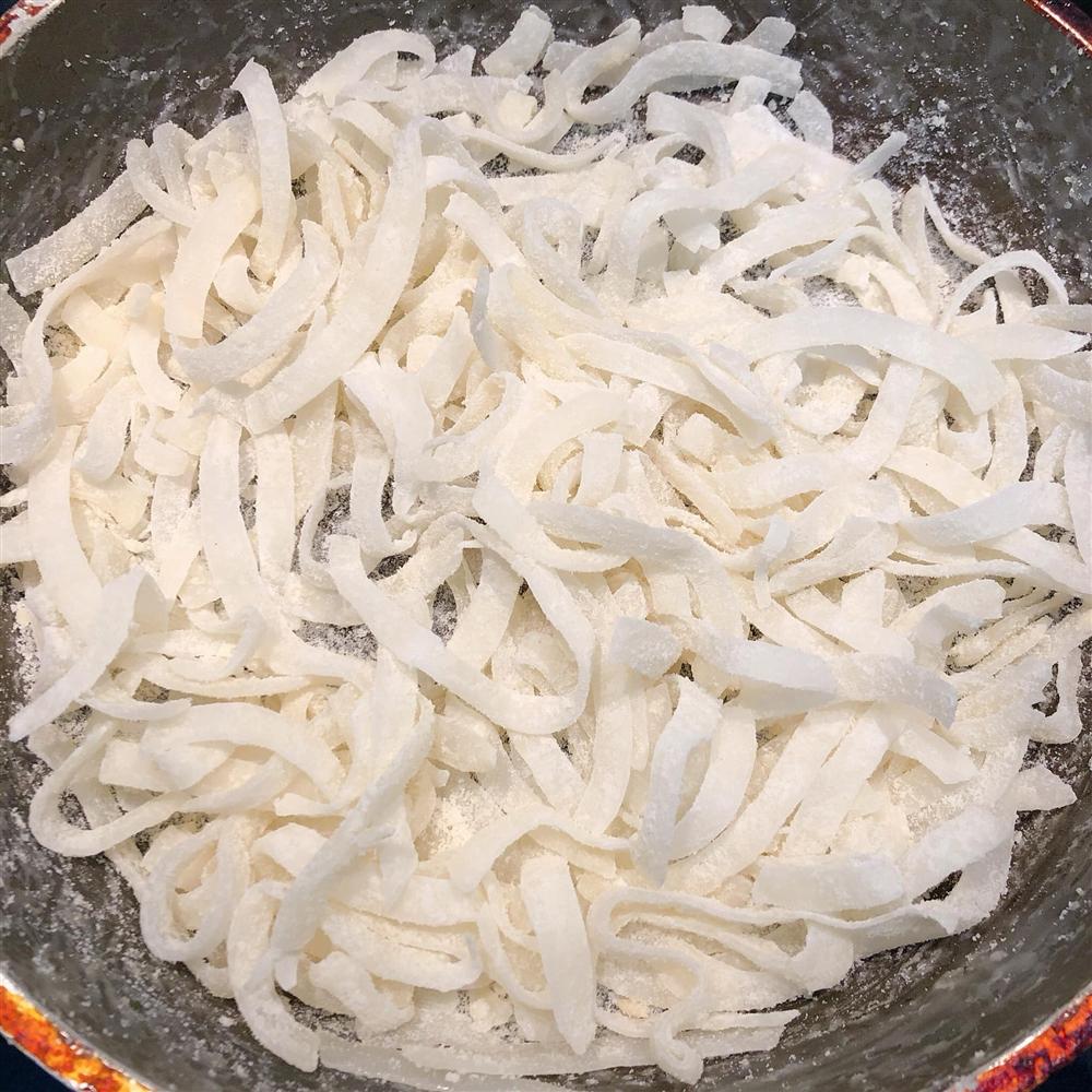 Chị em trổ tài làm mứt nhâm nhi ngày Tết: Mứt ngũ sắc thơm ngon đẹp mắt, mứt gừng đỏ vừa lạ vừa thơm!-15