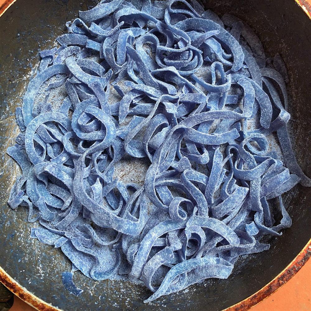 Chị em trổ tài làm mứt nhâm nhi ngày Tết: Mứt ngũ sắc thơm ngon đẹp mắt, mứt gừng đỏ vừa lạ vừa thơm!-14