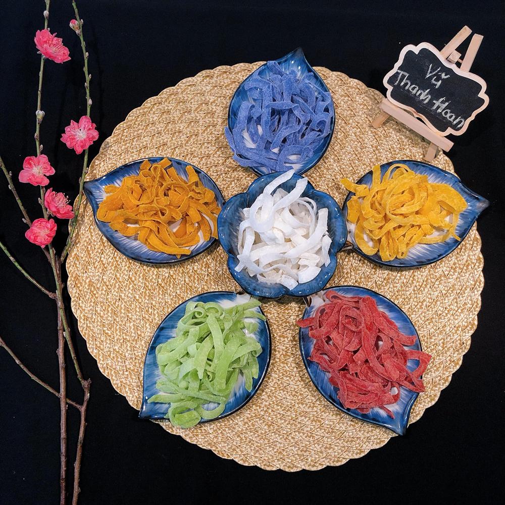 Chị em trổ tài làm mứt nhâm nhi ngày Tết: Mứt ngũ sắc thơm ngon đẹp mắt, mứt gừng đỏ vừa lạ vừa thơm!-20