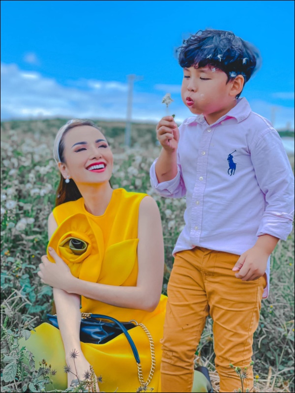 Diễm Hương làm bạn cùng con từ điều đơn giản nhất, thêm hành động nhân văn này khiến hoa hậu được khen khéo dạy con-1