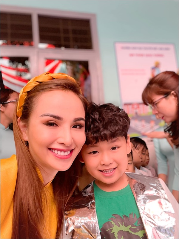 Diễm Hương làm bạn cùng con từ điều đơn giản nhất, thêm hành động nhân văn này khiến hoa hậu được khen khéo dạy con-3