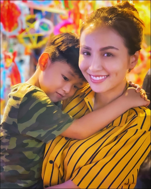 Diễm Hương làm bạn cùng con từ điều đơn giản nhất, thêm hành động nhân văn này khiến hoa hậu được khen khéo dạy con-6