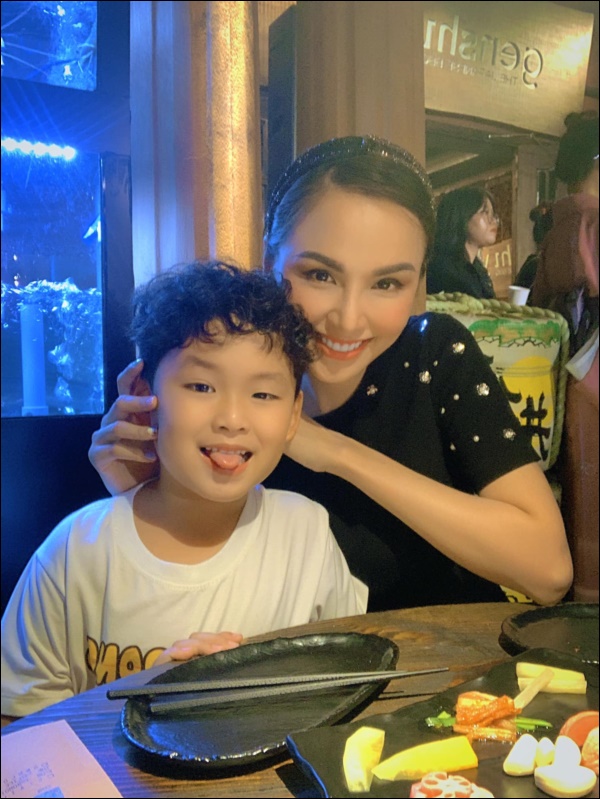 Diễm Hương làm bạn cùng con từ điều đơn giản nhất, thêm hành động nhân văn này khiến hoa hậu được khen&nbsp;khéo dạy con-7