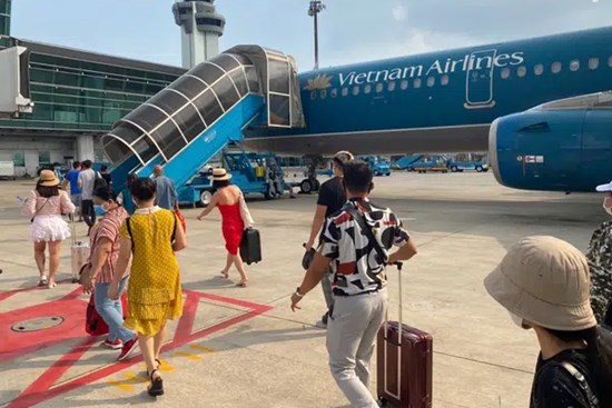 Nửa đêm, TP.HCM phát thông báo khẩn tìm người đi cùng chuyến bay VN213 có bệnh nhân nghi nhiễm COVID-19