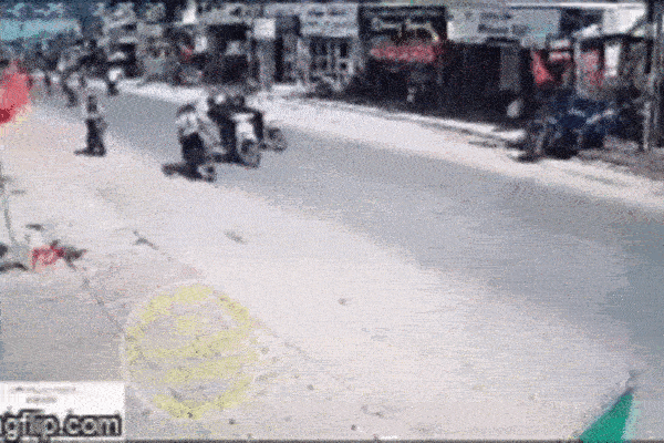 Clip: Khoảnh khắc 2 tên cướp giật đồ trên tay nữ sinh gây tai nạn nghiêm trọng