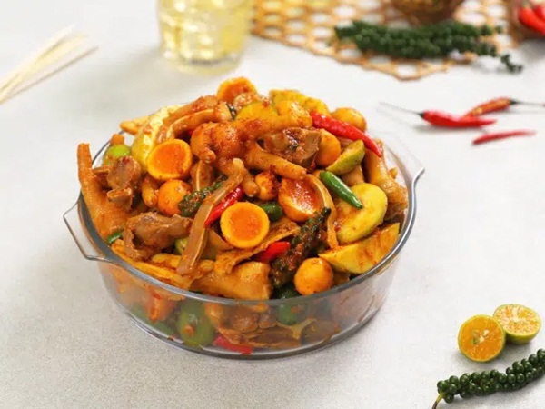 Cuối tuần rảnh rang, chị em hãy vào bếp làm chân gà lắc thập cẩm ăn cho sướng miệng: Hương vị chua chua ngọt ngọt, dai giòn sần sật không thể không mê!-1