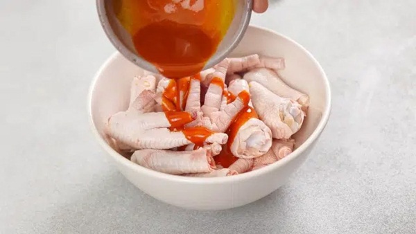Cuối tuần rảnh rang, chị em hãy vào bếp làm chân gà lắc thập cẩm ăn cho sướng miệng: Hương vị chua chua ngọt ngọt, dai giòn sần sật không thể không mê!-2