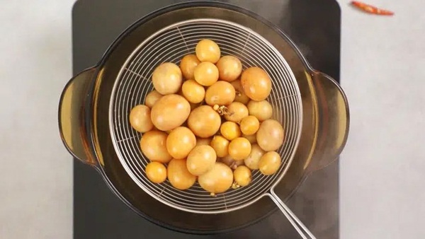 Cuối tuần rảnh rang, chị em hãy vào bếp làm chân gà lắc thập cẩm ăn cho sướng miệng: Hương vị chua chua ngọt ngọt, dai giòn sần sật không thể không mê!-4