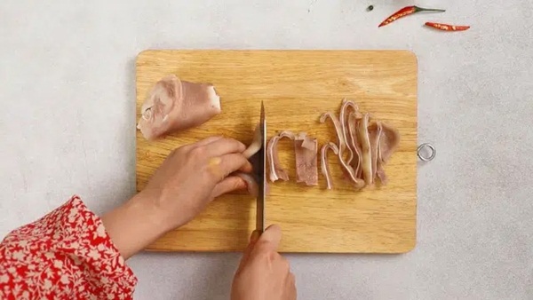 Cuối tuần rảnh rang, chị em hãy vào bếp làm chân gà lắc thập cẩm ăn cho sướng miệng: Hương vị chua chua ngọt ngọt, dai giòn sần sật không thể không mê!-5