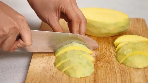 Cuối tuần rảnh rang, chị em hãy vào bếp làm chân gà lắc thập cẩm ăn cho sướng miệng: Hương vị chua chua ngọt ngọt, dai giòn sần sật không thể không mê!-6