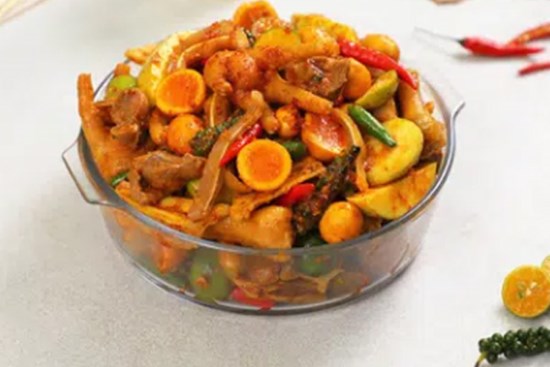 Cuối tuần rảnh rang, chị em hãy vào bếp làm chân gà lắc thập cẩm ăn cho sướng miệng: Hương vị chua chua ngọt ngọt, dai giòn sần sật không thể không mê!