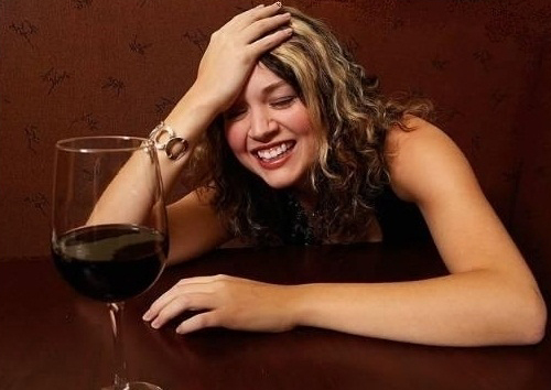 Vui quá đà dịp Tết dễ nảy sinh tình trạng say rượu: Chăm sóc người say thế nào để hạn chế rủi ro, Tết vui nhưng vẫn luôn an toàn-3