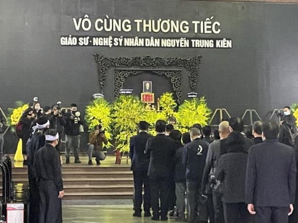 Đám tang NSND Trung Kiên: Diva Thanh Lam cùng bạn trai, Tùng Dương và các nghệ sĩ đến viếng-2