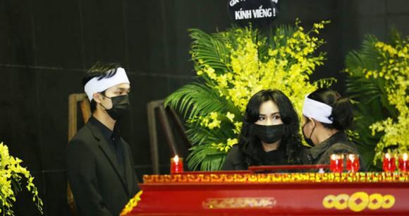 Đám tang NSND Trung Kiên: Diva Thanh Lam cùng bạn trai, Tùng Dương và các nghệ sĩ đến viếng-4