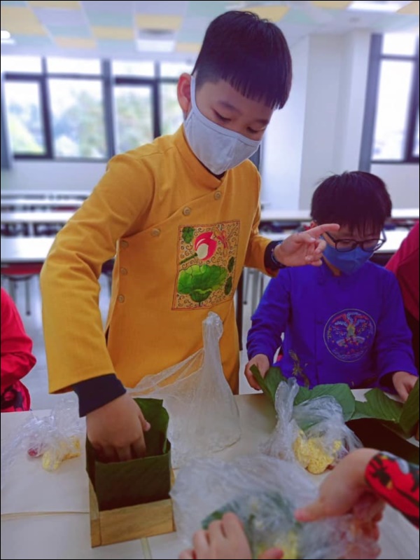 Con trai Bảo Thanh gói bánh chưng siêu khéo, mẹ đã đưa&nbsp;tiêu chuẩn tuyển con dâu rồi đây!-2