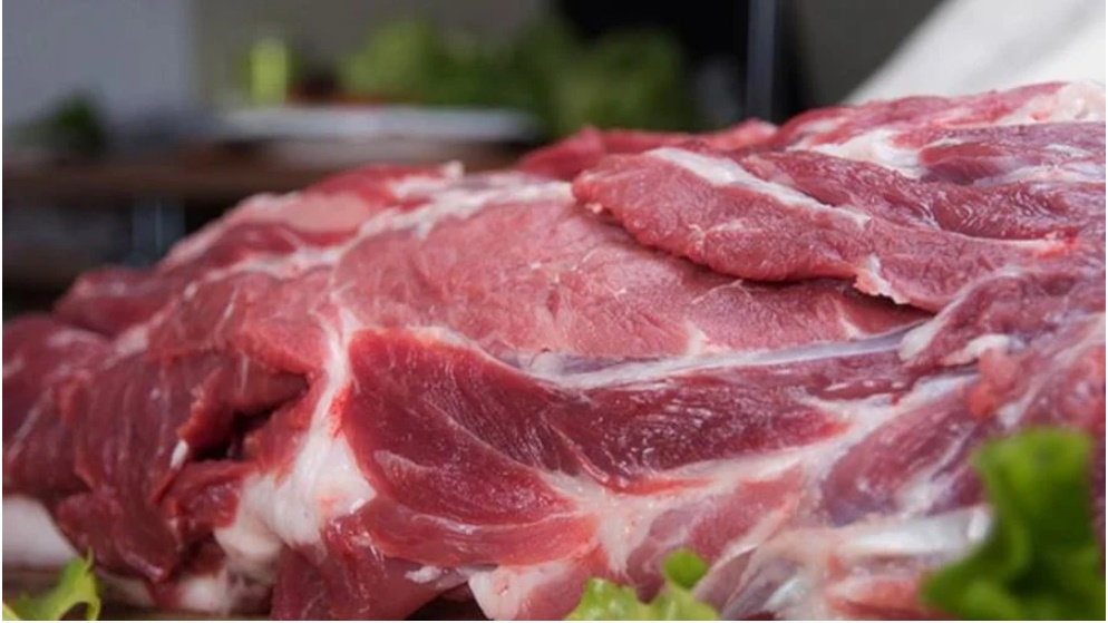 Hé lộ lý do phía sau hành động dùng giẻ để lau thịt của người bán hàng-1