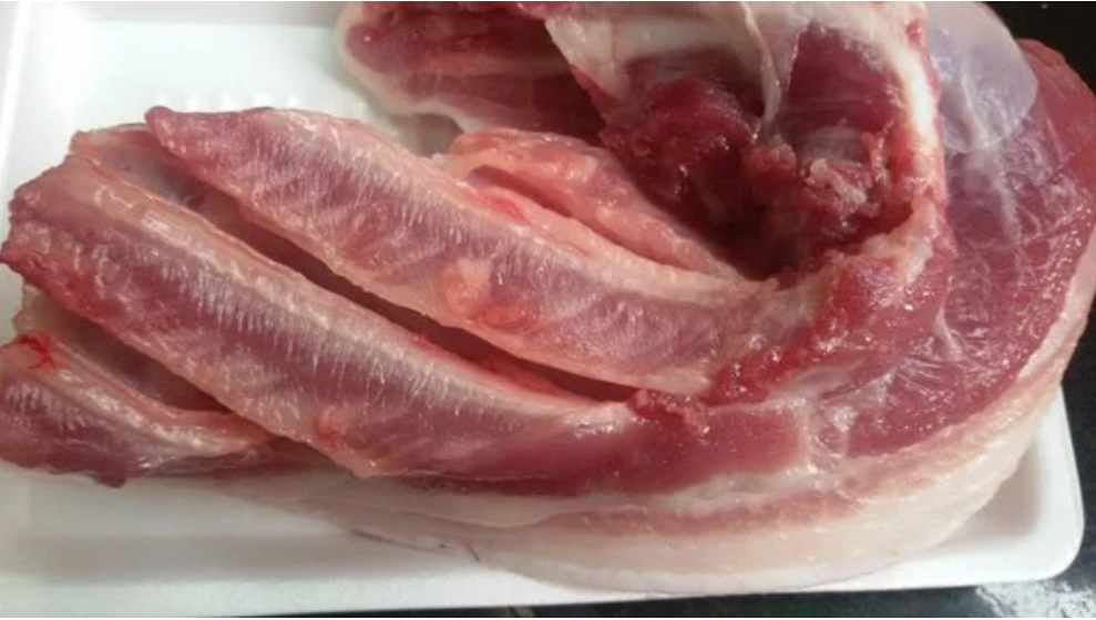 Hé lộ lý do phía sau hành động dùng giẻ để lau thịt của người bán hàng-2