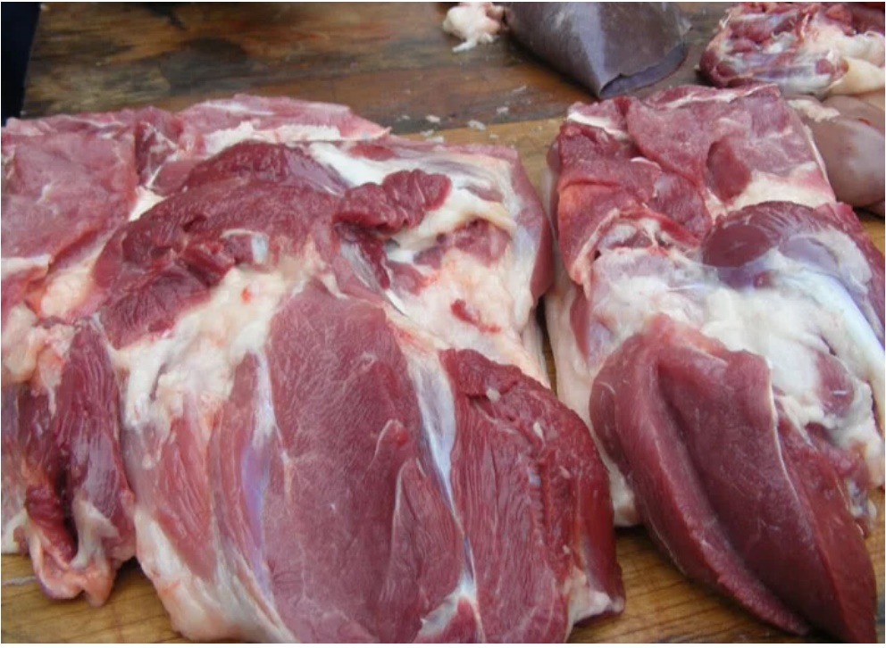 Hé lộ lý do phía sau hành động dùng giẻ để lau thịt của người bán hàng-3