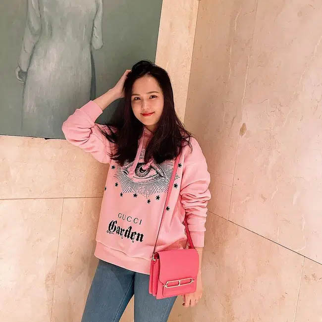 Nhan sắc Quỳnh Anh vợ Duy Mạnh tiếp tục phập phù khó hiểu, mới hôm trước dừ hơn cả chị gái, hôm nay lại xinh đẹp trẻ trung như công chúa-3