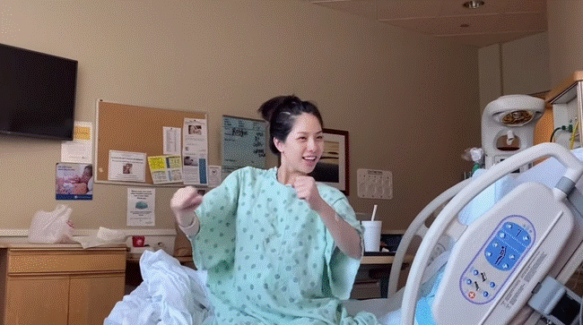 Hành trình đi đẻ mùa dịch siêu đáng yêu của hot mom 9x: Mới nhập cuộc vẫn quẩy cực sung, lát sau đau tái mặt khiến chồng xót ruột-4