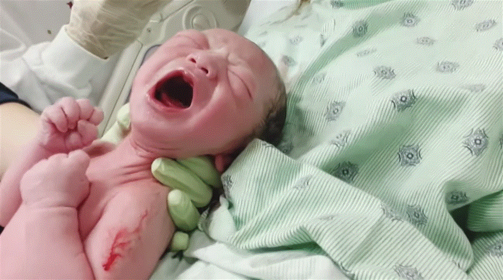 Hành trình đi đẻ mùa dịch siêu đáng yêu của hot mom 9x: Mới nhập cuộc vẫn quẩy cực sung, lát sau đau tái mặt khiến chồng xót ruột-6