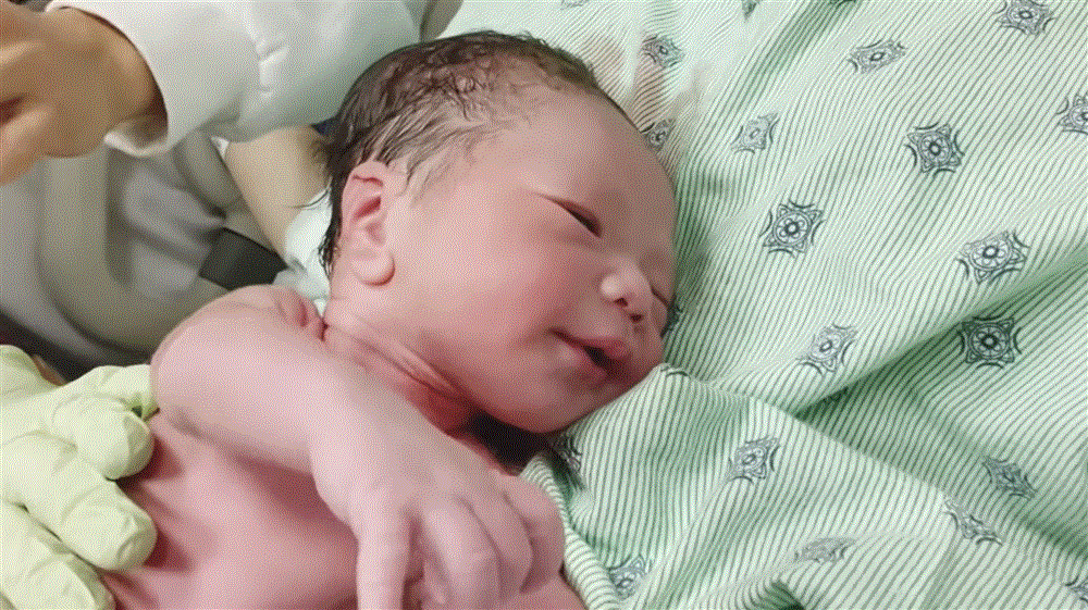 Hành trình đi đẻ mùa dịch siêu đáng yêu của hot mom 9x: Mới nhập cuộc vẫn quẩy cực sung, lát sau đau tái mặt khiến chồng xót ruột-7