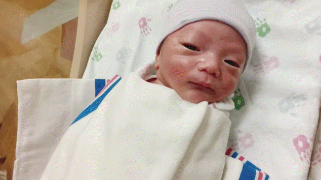 Hành trình đi đẻ mùa dịch siêu đáng yêu của hot mom 9x: Mới nhập cuộc vẫn quẩy cực sung, lát sau đau tái mặt khiến chồng xót ruột-8