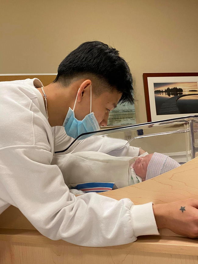 Hành trình đi đẻ mùa dịch siêu đáng yêu của hot mom 9x: Mới nhập cuộc vẫn quẩy cực sung, lát sau đau tái mặt khiến chồng xót ruột-9