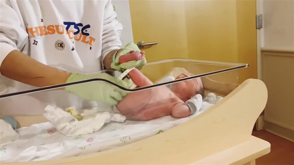 Hành trình đi đẻ mùa dịch siêu đáng yêu của hot mom 9x: Mới nhập cuộc vẫn quẩy cực sung, lát sau đau tái mặt khiến chồng xót ruột-10