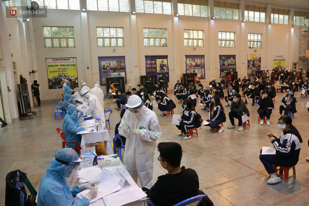 Hà Nội: Tiến hành lấy mẫu xét nghiệm Covid-19 cho 500 học sinh Trường THPT Nguyễn Trãi đi tham quan và người dân từ vùng dịch trở về-1