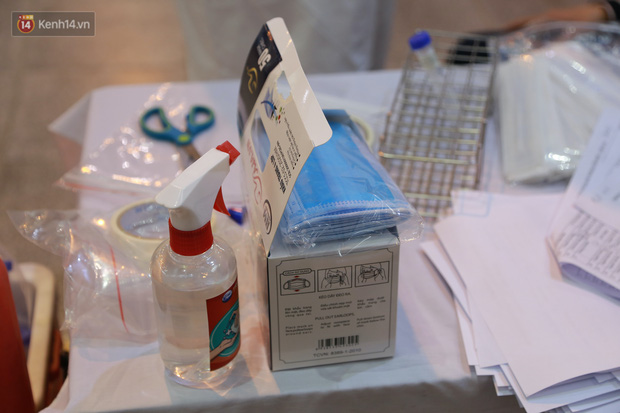 Hà Nội: Tiến hành lấy mẫu xét nghiệm Covid-19 cho 500 học sinh Trường THPT Nguyễn Trãi đi tham quan và người dân từ vùng dịch trở về-12