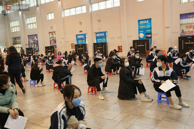 Hà Nội: Tiến hành lấy mẫu xét nghiệm Covid-19 cho 500 học sinh Trường THPT Nguyễn Trãi đi tham quan và người dân từ vùng dịch trở về-3