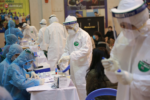 Hà Nội: Tiến hành lấy mẫu xét nghiệm Covid-19 cho 500 học sinh Trường THPT Nguyễn Trãi đi tham quan và người dân từ vùng dịch trở về-4