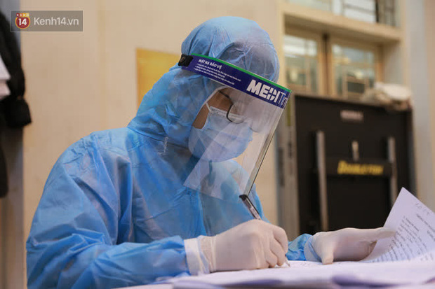 Hà Nội: Tiến hành lấy mẫu xét nghiệm Covid-19 cho 500 học sinh Trường THPT Nguyễn Trãi đi tham quan và người dân từ vùng dịch trở về-5