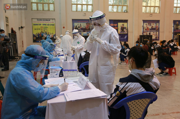 Hà Nội: Tiến hành lấy mẫu xét nghiệm Covid-19 cho 500 học sinh Trường THPT Nguyễn Trãi đi tham quan và người dân từ vùng dịch trở về-6