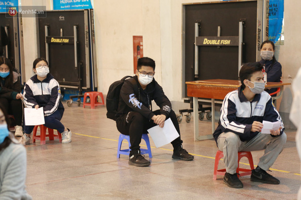 Hà Nội: Tiến hành lấy mẫu xét nghiệm Covid-19 cho 500 học sinh Trường THPT Nguyễn Trãi đi tham quan và người dân từ vùng dịch trở về-8