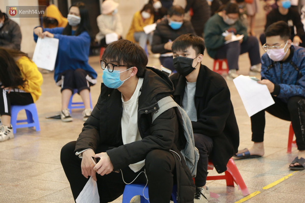 Hà Nội: Tiến hành lấy mẫu xét nghiệm Covid-19 cho 500 học sinh Trường THPT Nguyễn Trãi đi tham quan và người dân từ vùng dịch trở về-9