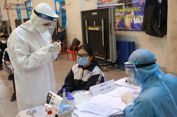 Hà Nội: Tiến hành lấy mẫu xét nghiệm Covid-19 cho 500 học sinh Trường THPT Nguyễn Trãi đi tham quan và người dân từ vùng dịch trở về-15