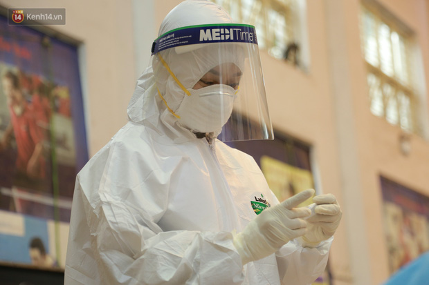 Hà Nội: Tiến hành lấy mẫu xét nghiệm Covid-19 cho 500 học sinh Trường THPT Nguyễn Trãi đi tham quan và người dân từ vùng dịch trở về-17