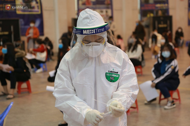 Hà Nội: Tiến hành lấy mẫu xét nghiệm Covid-19 cho 500 học sinh Trường THPT Nguyễn Trãi đi tham quan và người dân từ vùng dịch trở về-18