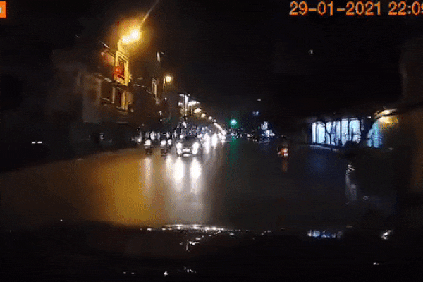 Ông chú ngã chí mạng trước đầu ô tô, camera bóc khoảnh khắc 