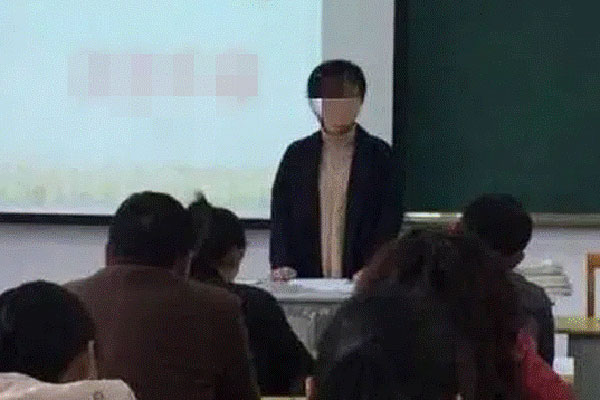 Chi tiết lạ trong bộ trang phục của một ông bố khi đi họp phụ huynh khiến các bố mẹ khác xì xào bàn tán, cư dân mạng rưng rưng cảm động-2