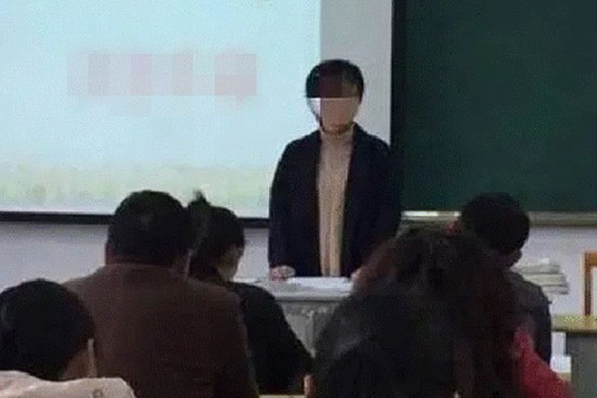Bị cô giáo gọi bằng cái tên thiếu tế nhị giữa buổi họp phụ huynh, người mẹ nói lại vài câu khiến ai có mặt đều lặng người