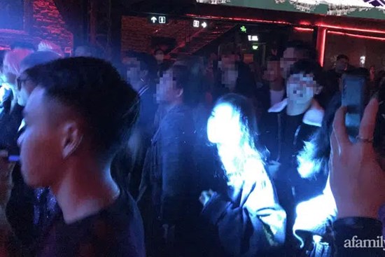 Hà Nội: Các quán bar, pub trên phố cổ vẫn đông nghịt khách, phòng dịch COVID-19 kiểu đối phó!
