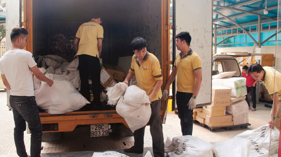 Cạnh tranh giao hàng: Tăng tốc gấp 3, nhịn ăn chạy đua đến tận phút giao thừa-2