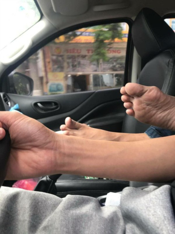 Ám ảnh mang tên đôi bàn chân hư nhem nhuốc từ phía sau dí thẳng vào mặt cô gái trẻ trên chuyến xe về quê ăn Tết-4