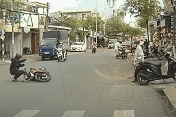 Khoảnh khắc kinh hoàng: Thanh niên đâm vào trụ bê tông, bay xa 30m rồi nằm bất động trên đường-1