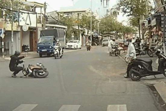 CLIP: Đâm vào cô gái ngã xuống đường, thanh niên ra hiệu 'đừng lại gần' khiến đối phương hoang mang